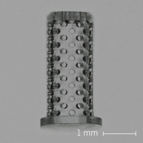 Fused silica filter-element with 180 µm pores. The filter is 3.6 mm long and has an inner diameter of 875 µm. The device is equipped with a rim for mounting. The filter element has a high temperature resistance and can withstand extremely harsh chemical conditions, as it is made of fused silica glass.